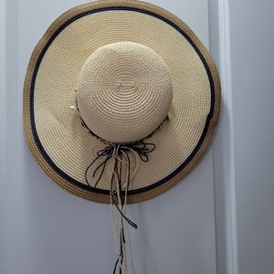 Straw paper beach hat with shells for vacation